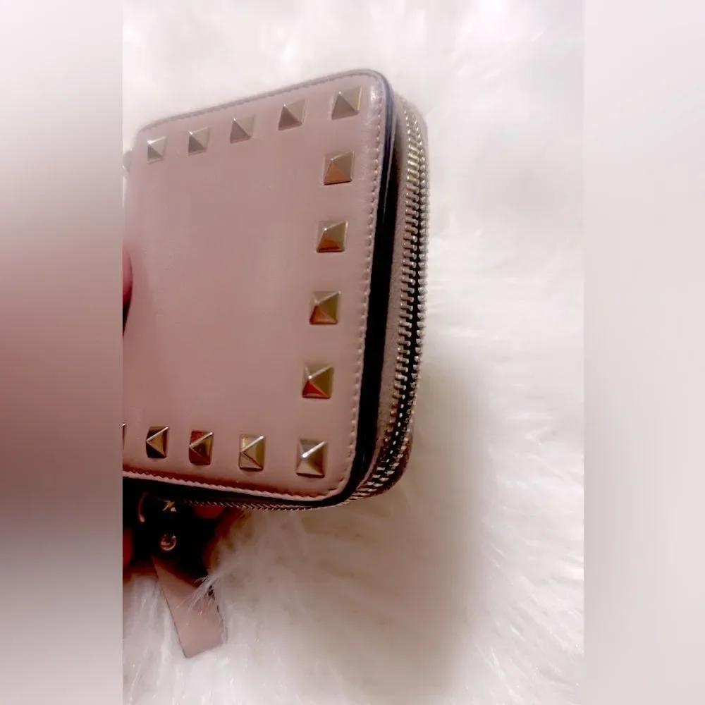 VALENTINO GARAVANI
Rockstud Accents Leather Compact Wallet 4.5” x 4” Approxi….. - Picture 10 of 14